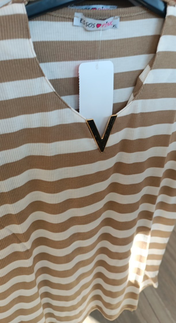 V Yaka Kahverengi Çizgili Kadın Tişört - Görsel 3