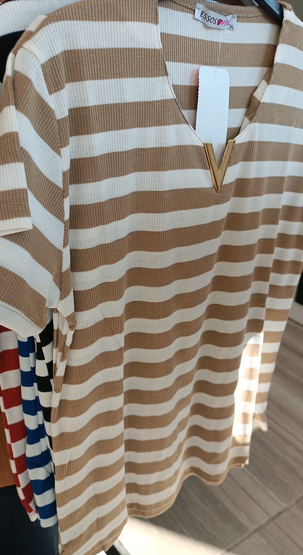 V Yaka Kahverengi Çizgili Kadın Tişört - Görsel 2