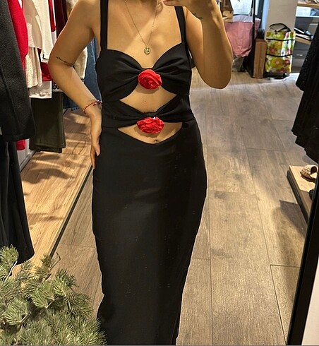 Gül detaylı siyah elbise