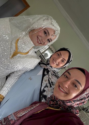 Beden Beyaz Parlak Drapeli Tesettür Gelin Başörtüsü
