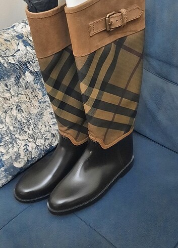 37 Beden kahverengi Renk Orijinaldir. Burberry cizme