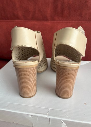 Bej Süet Tokalı Kadın Topuklu Sandalet - Görsel 3