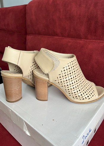 Bej Süet Tokalı Kadın Topuklu Sandalet - Görsel 4