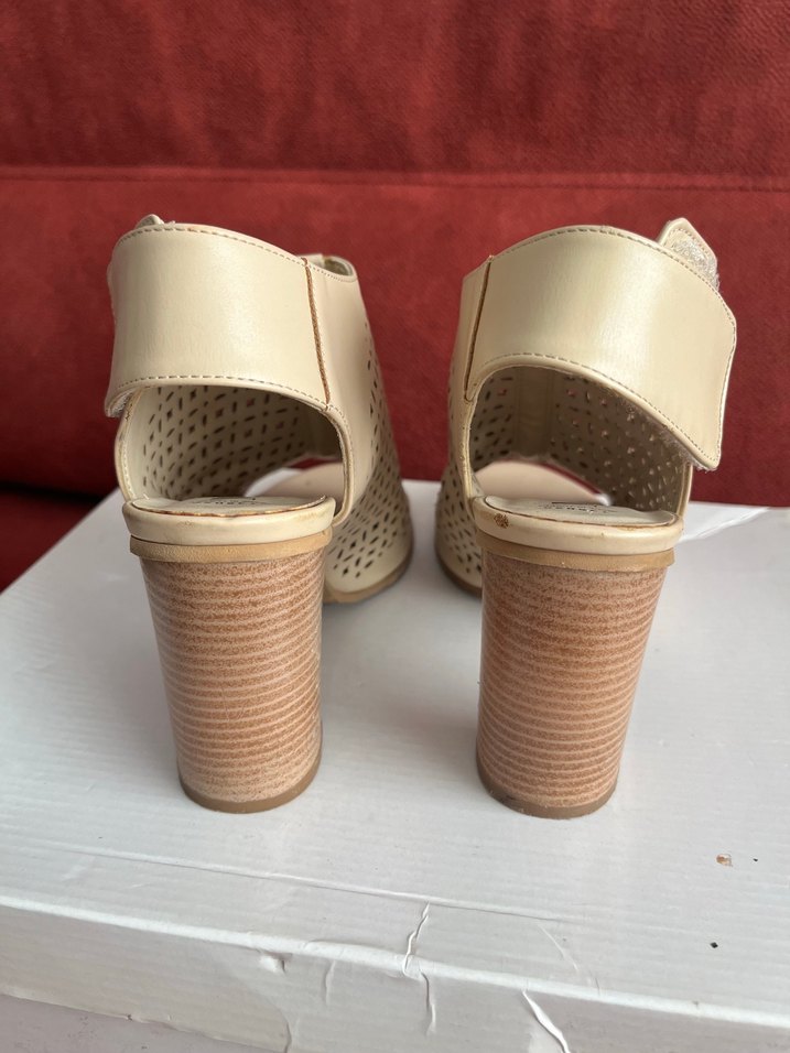 Bej Süet Tokalı Kadın Topuklu Sandalet - Görsel 3