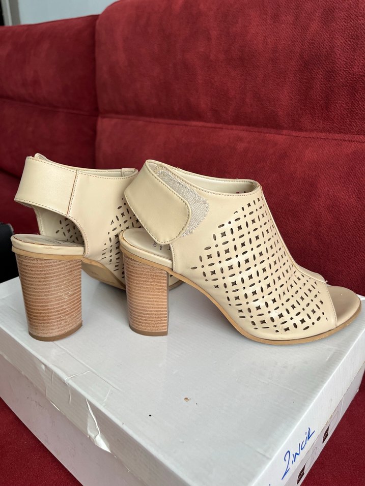 Bej Süet Tokalı Kadın Topuklu Sandalet - Görsel 4