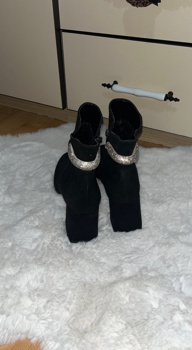 Siyah Süet Tokalı Blok Topuklu Bot - Görsel 4