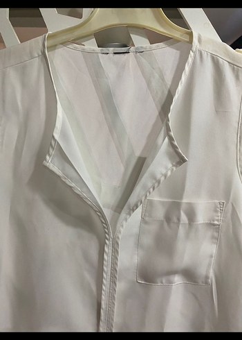 H&M Düğmeli V Yaka Beyaz Kolsuz Gömlek