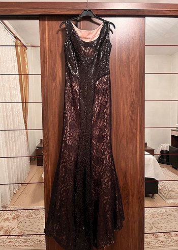 Siyah Dantel Detaylı Balık Desenli hafif kuyruklu gece elbisesi - Görsel 3