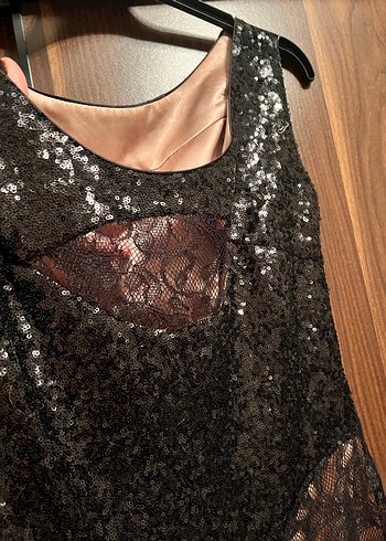 Siyah Dantel Detaylı Balık Desenli hafif kuyruklu gece elbisesi - Görsel 5