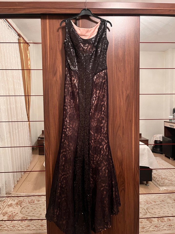 Siyah Dantel Detaylı Balık Desenli hafif kuyruklu gece elbisesi - Görsel 3