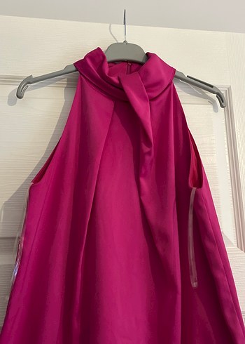 Pembe Parlak Sıfır Kollu Fırfırlı Abiye Elbise - Görsel 2