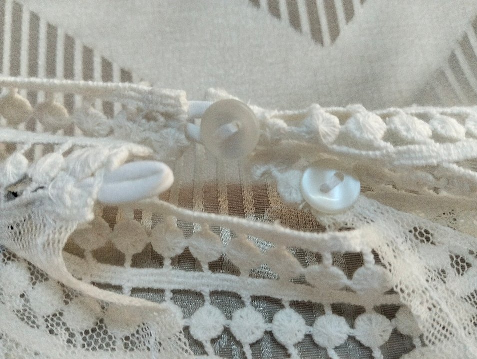 Dantel Detaylı Beyaz V-Yaka Kadın Bluz - Görsel 4