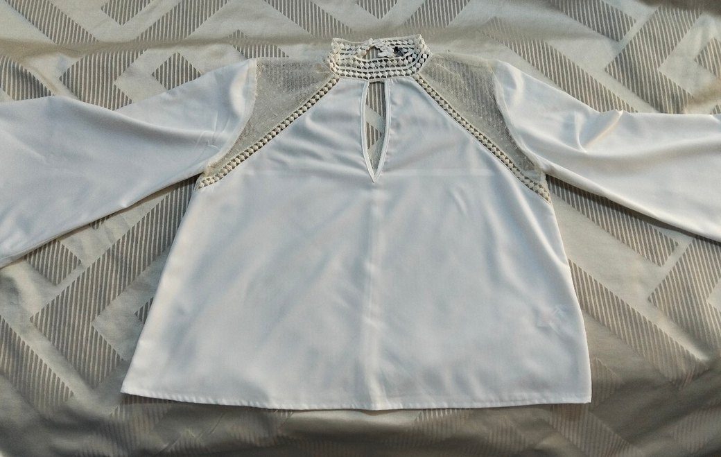 Dantel Detaylı Beyaz V-Yaka Kadın Bluz - Görsel 2