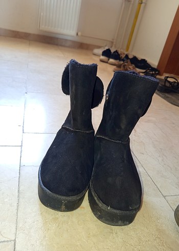 Siyah Süet Kadın Dolgu Topuklu Bot