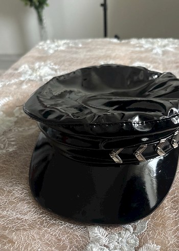 Parlak Siyah Deri Gotik Kadın Şapka - Görsel 3