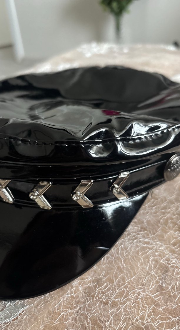 Parlak Siyah Deri Gotik Kadın Şapka - Görsel 2
