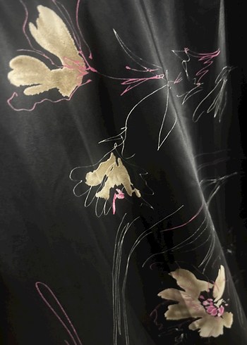 Drapeli V Yaka Siyah Desenli Saten Uzun Elbise - Görsel 3