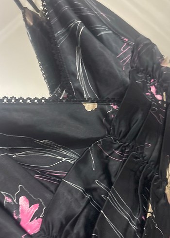 Drapeli V Yaka Siyah Desenli Saten Uzun Elbise - Görsel 4