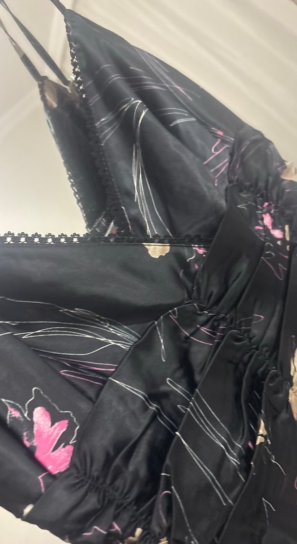 Drapeli V Yaka Siyah Desenli Saten Uzun Elbise - Görsel 4