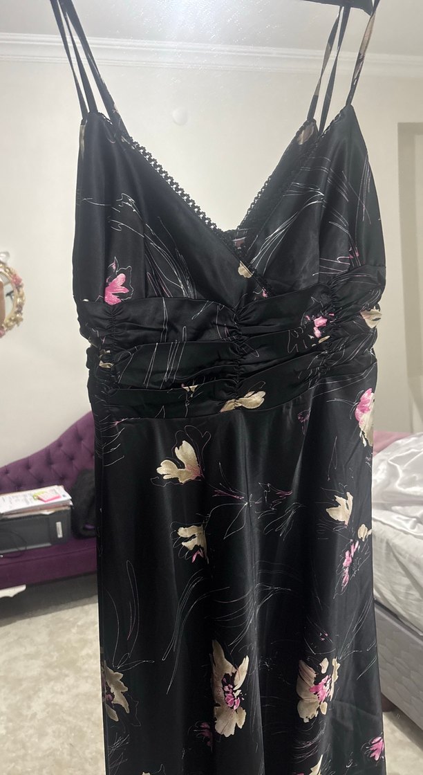 Drapeli V Yaka Siyah Desenli Saten Uzun Elbise - Görsel 2