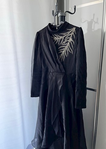 Uzun Siyah Nakışlı Gotik Abiye Elbise - Görsel 2