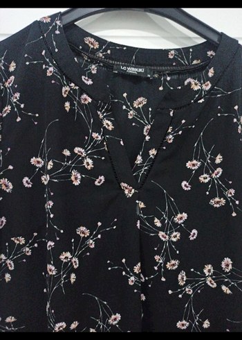 V Yaka Kısa Kollu Desenli Siyah Bluz - Görsel 3