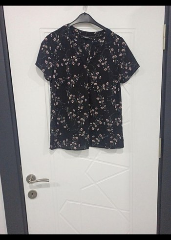 V Yaka Kısa Kollu Desenli Siyah Bluz - Görsel 2