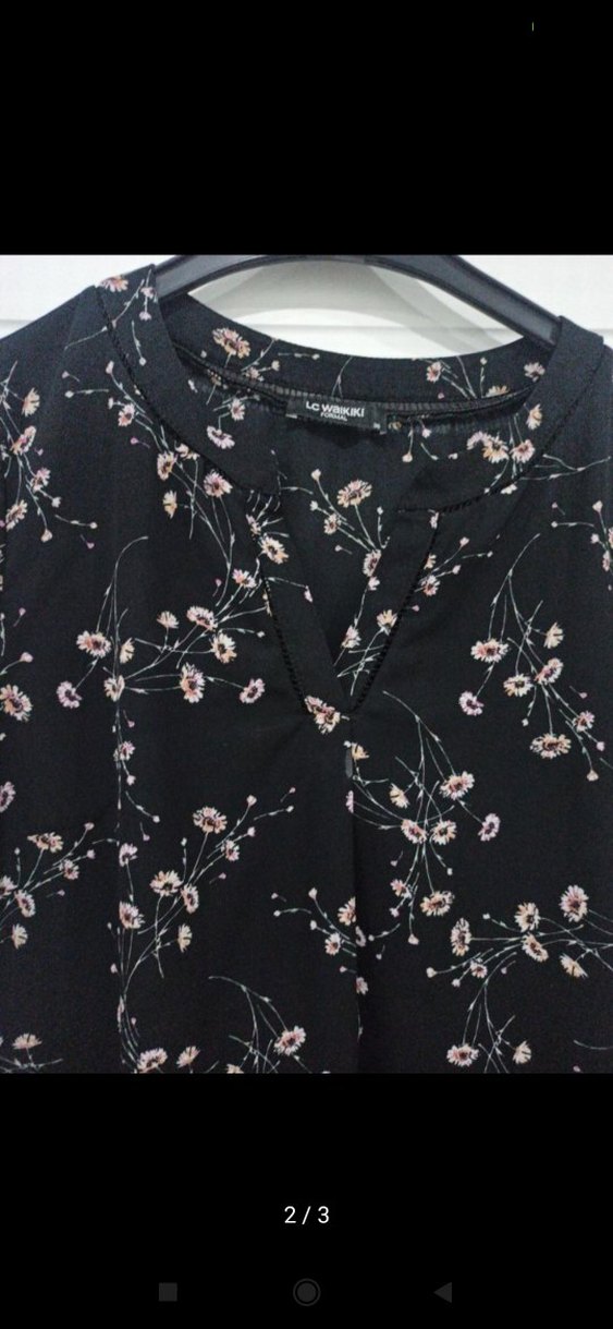 V Yaka Kısa Kollu Desenli Siyah Bluz - Görsel 3