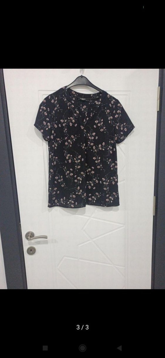 V Yaka Kısa Kollu Desenli Siyah Bluz - Görsel 2