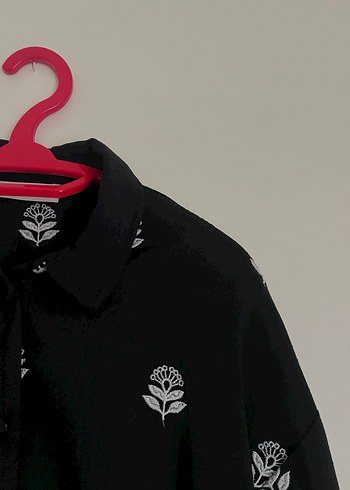 Siyah gömlek beyaz çiçek desenli - Görsel 3