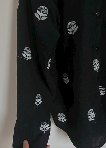 Siyah gömlek beyaz çiçek desenli - Görsel 2