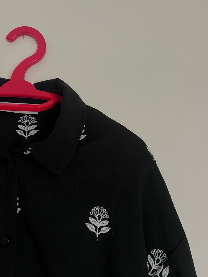 Siyah gömlek beyaz çiçek desenli - Görsel 3