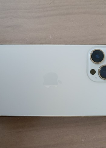 Beyaz iPhone 13 Pro, Gri Kamera Çerçevesi