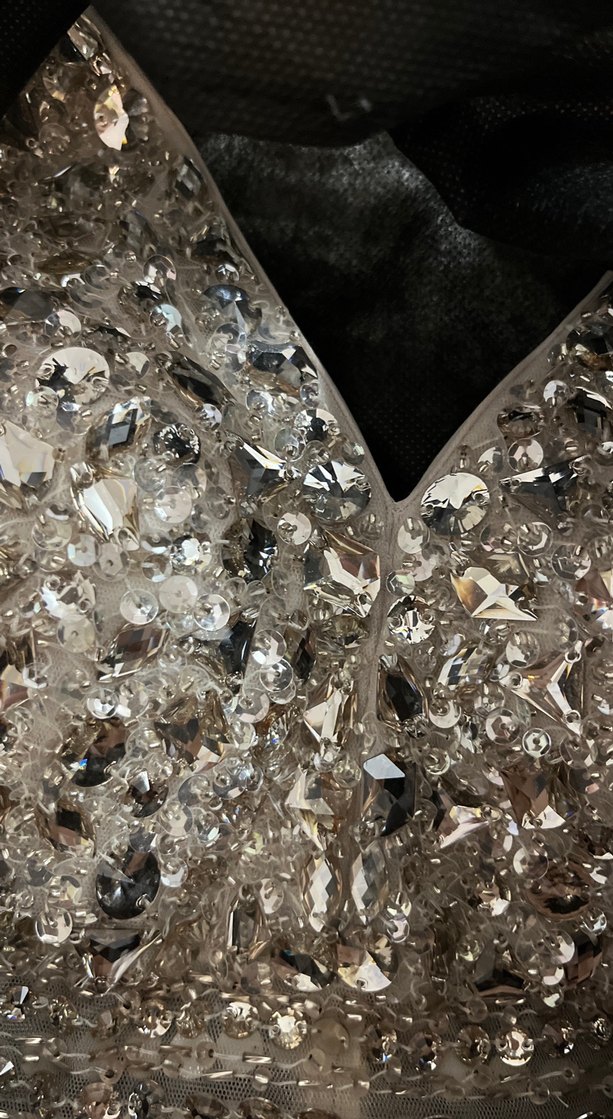 Işıltılı Uzun V Yaka Bej Abiye Elbise - Görsel 2