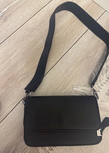 Bershka Siyah Deri Tokalı Kadın Çanta