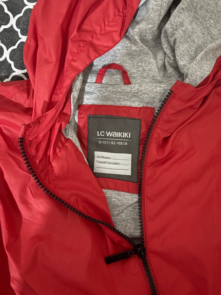 Kırmızı Kapüşonlu Erkek Yağmurluk - Görsel 2