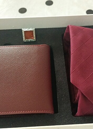Kiğılı hediyelik set. Hiç kullanılmadı. İade kabul etmiyorum.