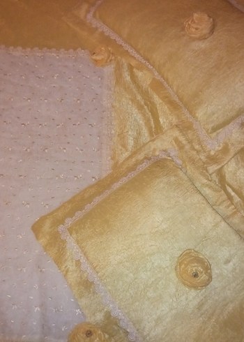 İşlemeli Sarı Parlak Yatak Örtüsü - Görsel 2