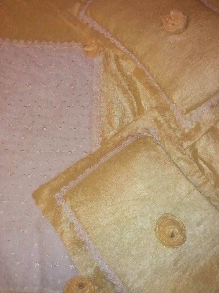 İşlemeli Sarı Parlak Yatak Örtüsü - Görsel 2