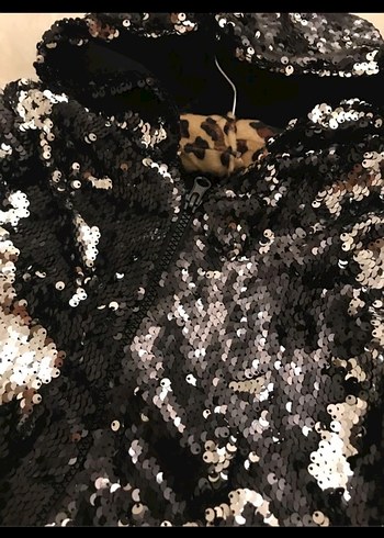 Pullu  Detaylı Siyah Kapüşonlu Kız çocuk Ceket - Görsel 2