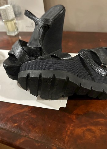 Kemerli Siyah Yılan Derisi Desenli Platform Topuklu - Görsel 2