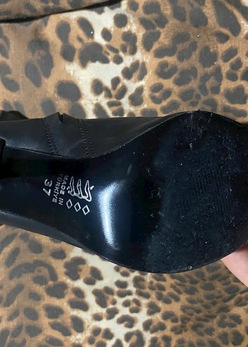 Kemer Detaylı Siyah Deri Dizüstü Bot - Görsel 2