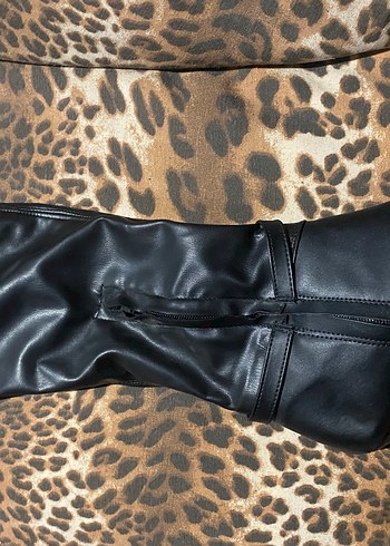 Kemer Detaylı Siyah Deri Dizüstü Bot - Görsel 3