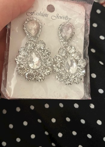 Uzun Beyaz İşlemeli Payetli Kadın Küpe - Görsel 2