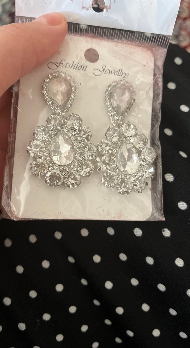 Uzun Beyaz İşlemeli Payetli Kadın Küpe - Görsel 2