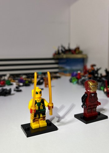 Diğer Sarı ve Kırmızı Lego Süper Kahraman Figürleri