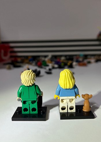 Beden Renk Yeşil Kıyafetli Lego Figürleri ve Küçük Köpek