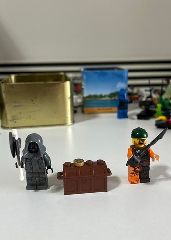 Lego Figürler ve Hazine Sandığı
