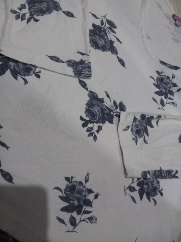 V Yaka Uzun Kollu Desenli Beyaz Bluz - Görsel 4