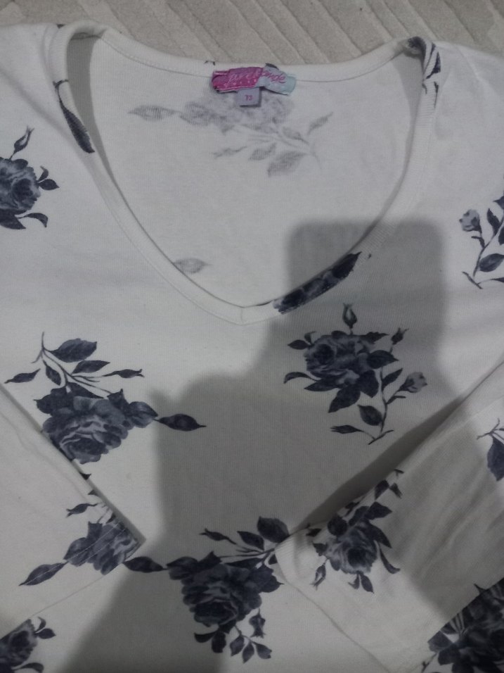 V Yaka Uzun Kollu Desenli Beyaz Bluz - Görsel 3